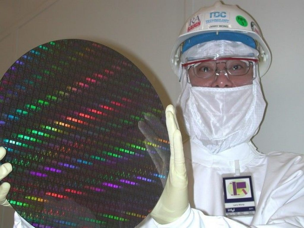 Operario de fábrica mostrando Wafer