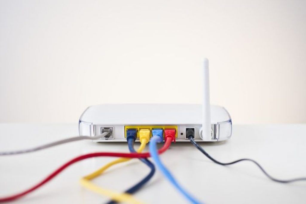 Router con cables conectados