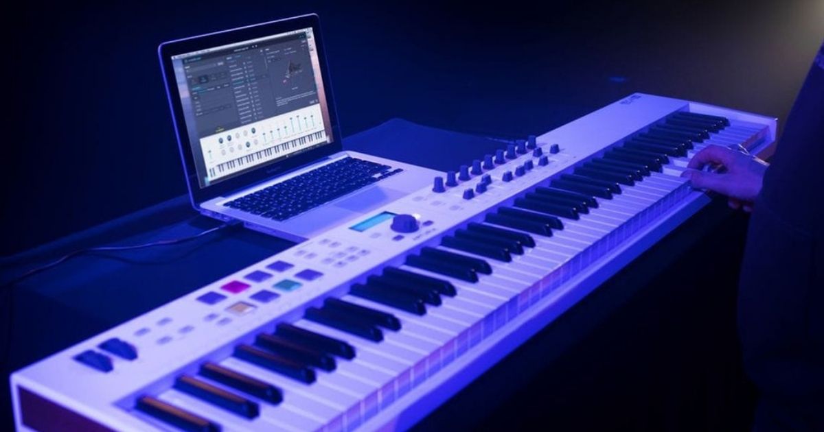 Sudán Tamano relativo Humo Los mejores teclados musicales para PC de 2023 - Guía Hardware