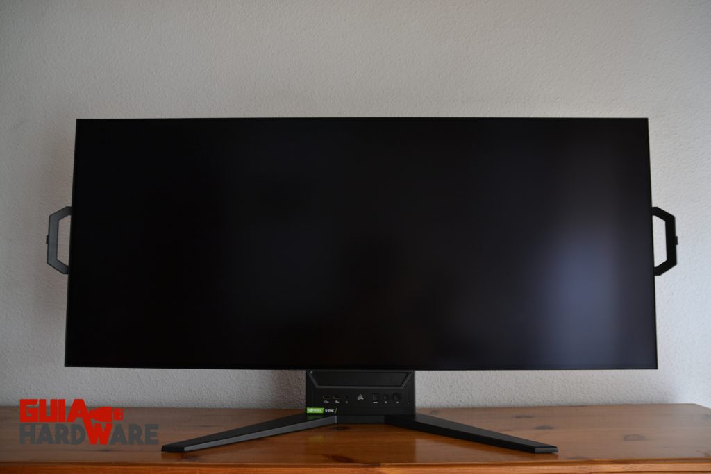 Review del monitor gaming Corsair Xeneon Flex 45WQHD240 OLED | El monitor viene con agarraderas laterales para que podamos cambiar la curvatura de manera más cómoda.