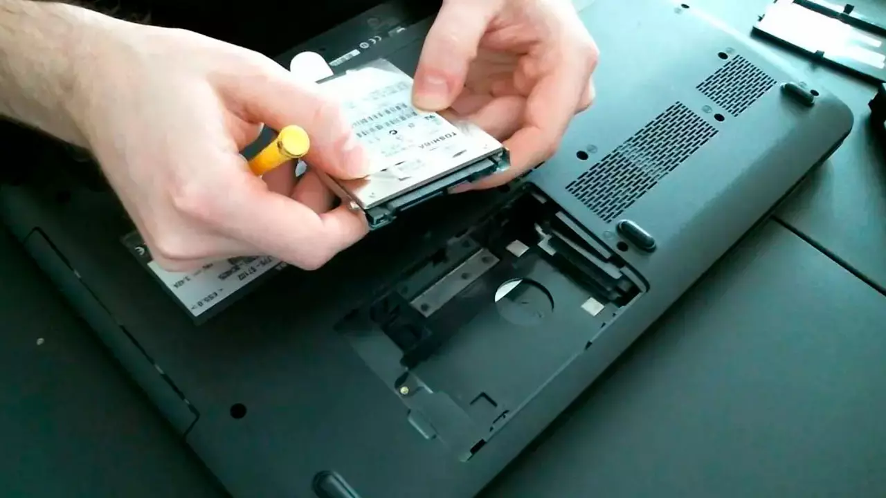 ¿Cómo recuperar los archivos de un portátil con la pantalla rota?