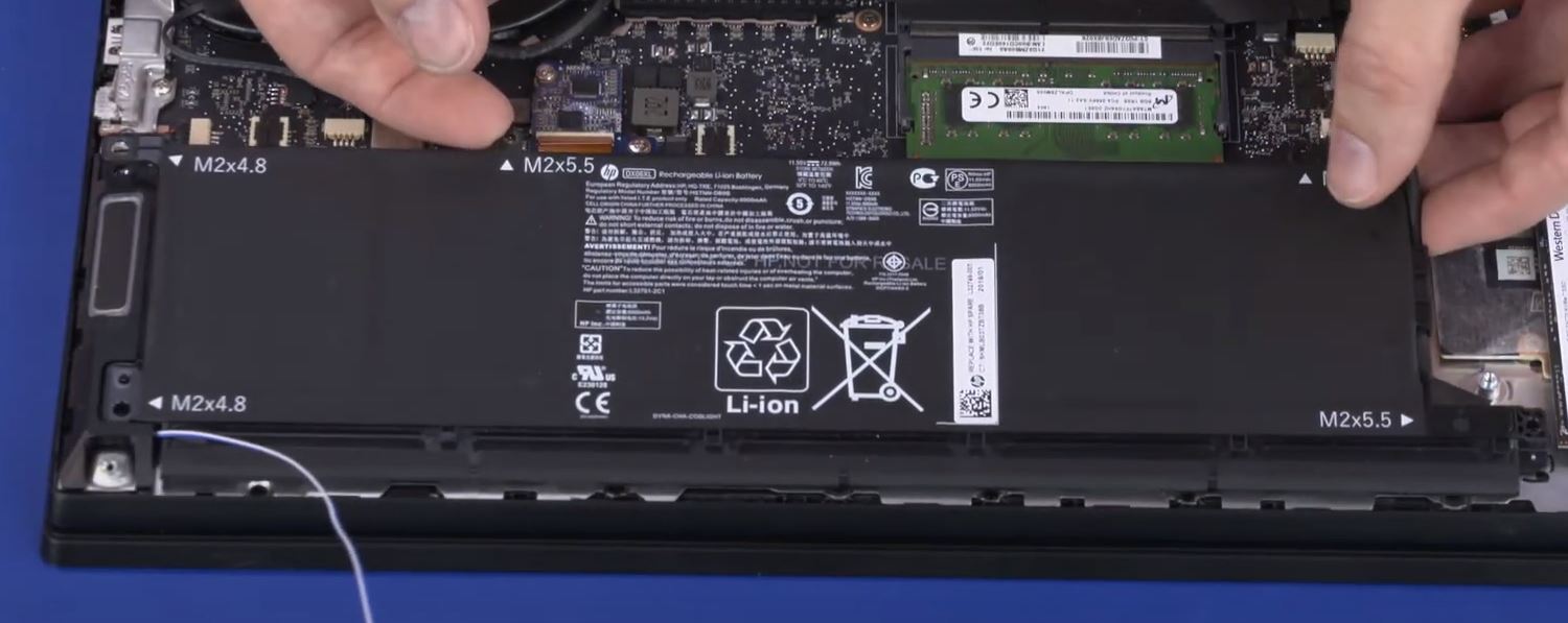 Cómo quitar una batería hinchada del portátil con seguridad