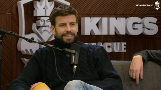 Piqué usando un micrófono Shure
