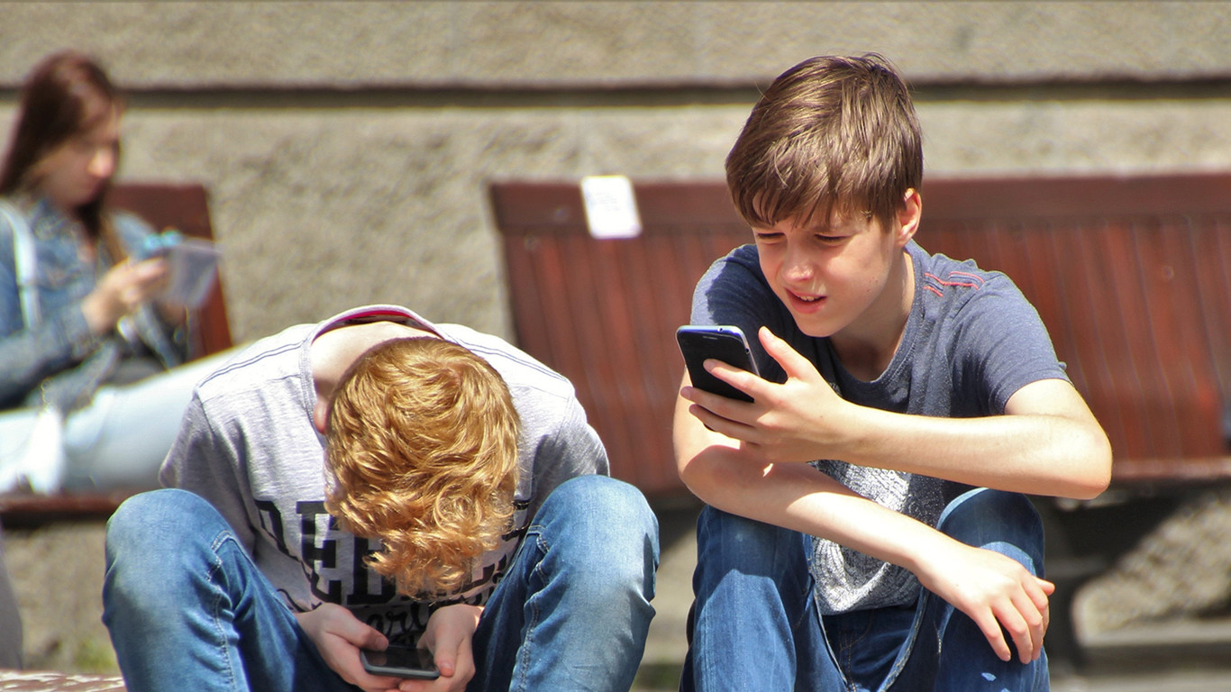Menores usando el móvil