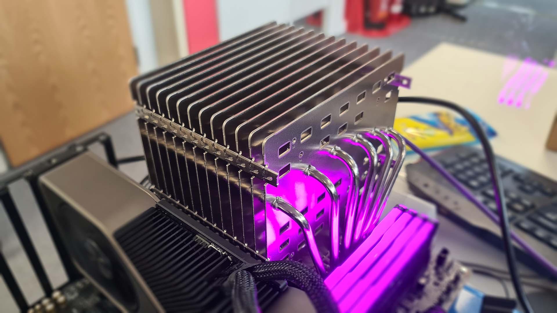 Detalle del NH-P1 en una caja de PC