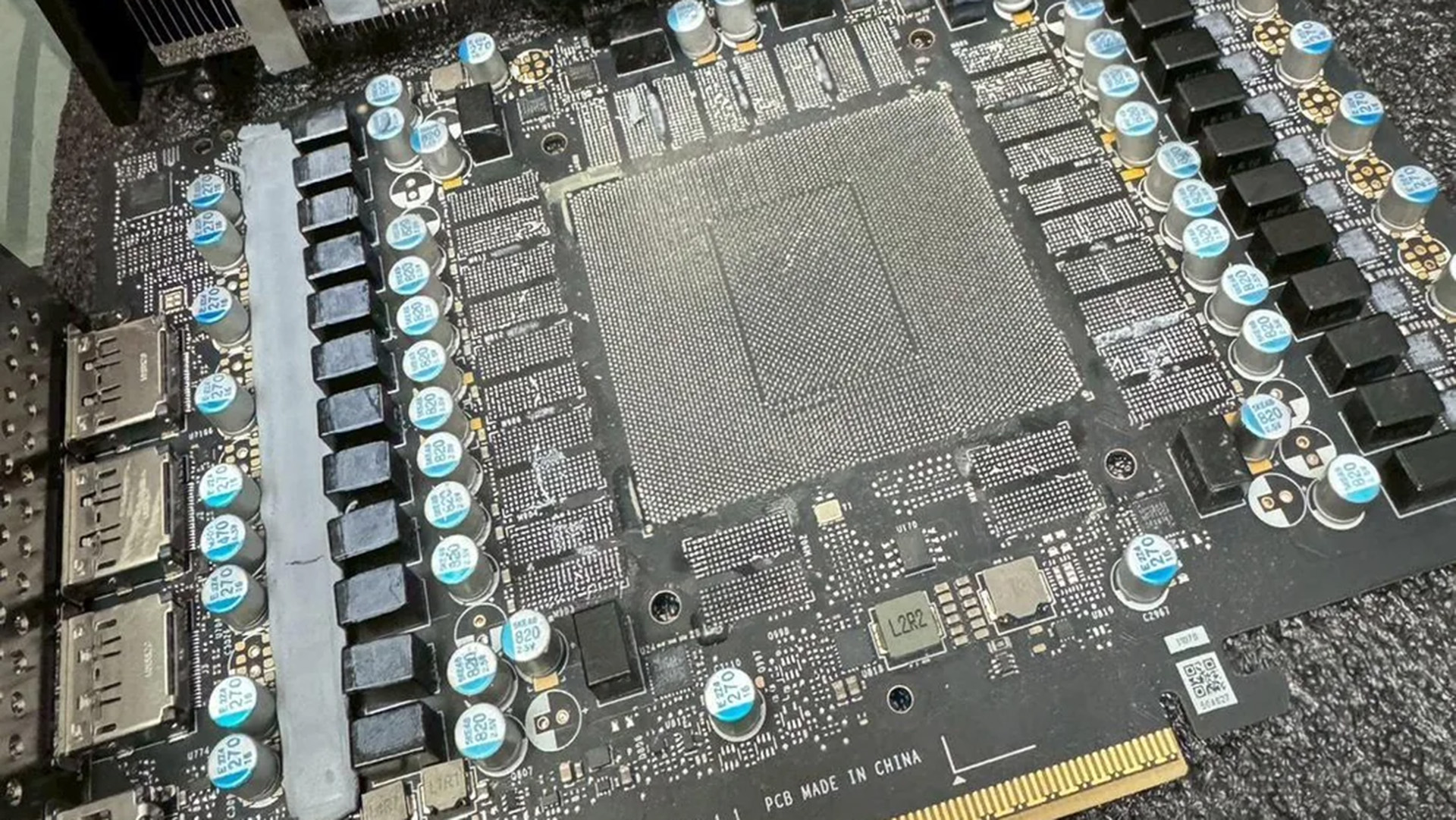 rtx 5090 sin chips GPU y VRAM