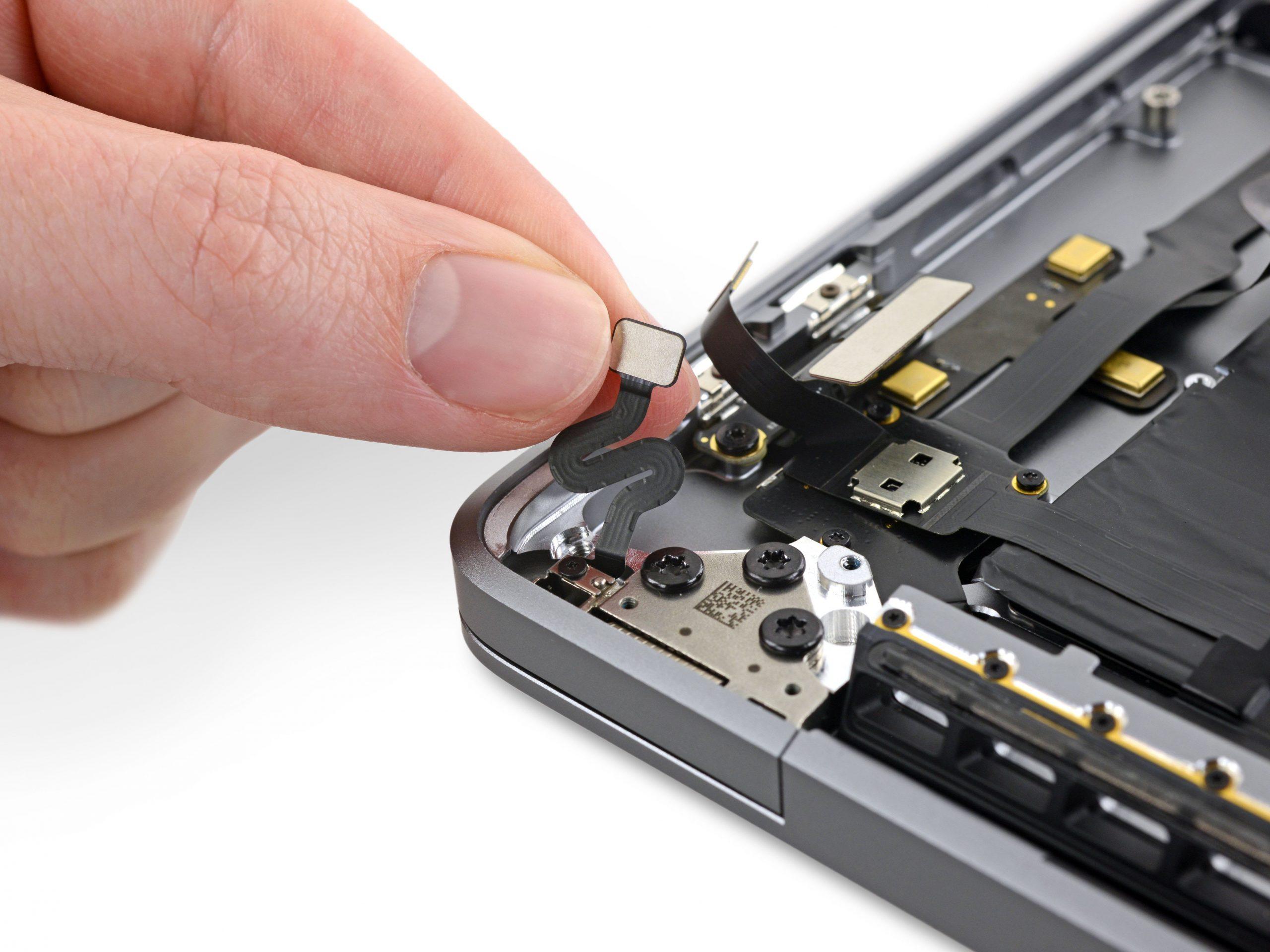 Detalle del sensor de ángulo en la bisagra del MacBook