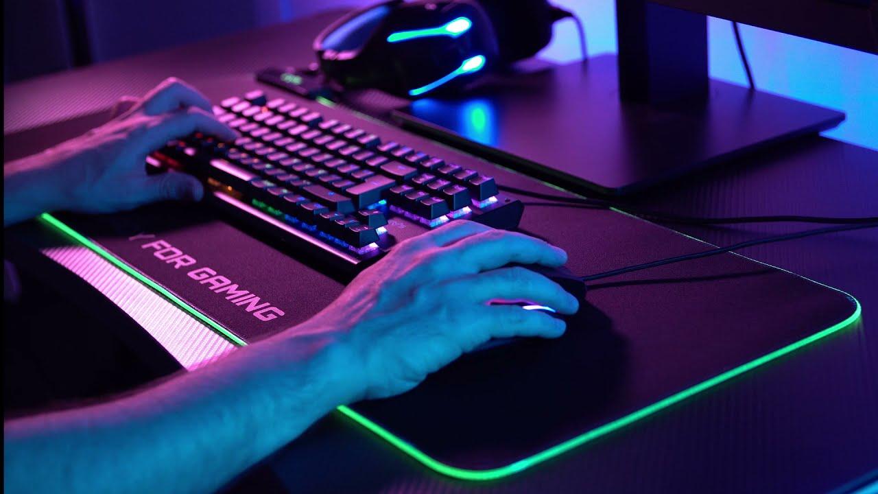 Alfombrilla gaming RGB y puertos USB