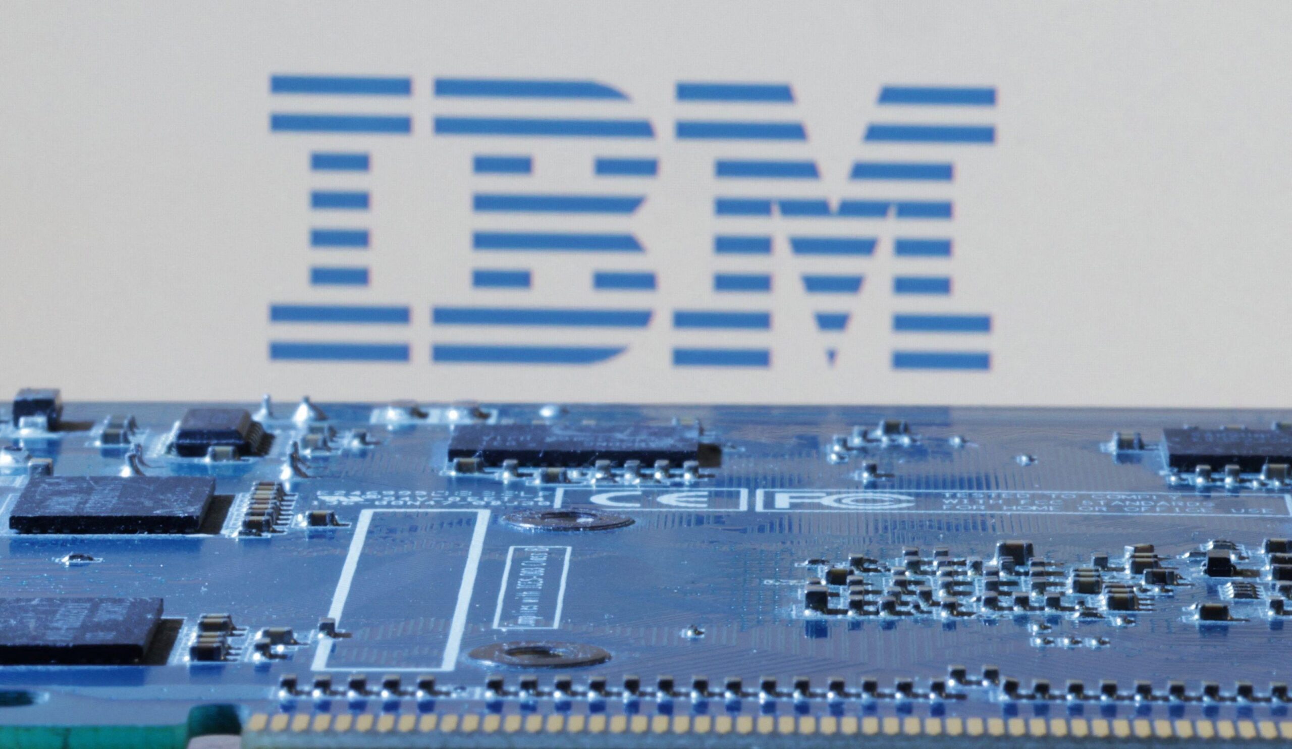 Algoritmos cuánticos de IBM y FPGA AMD
