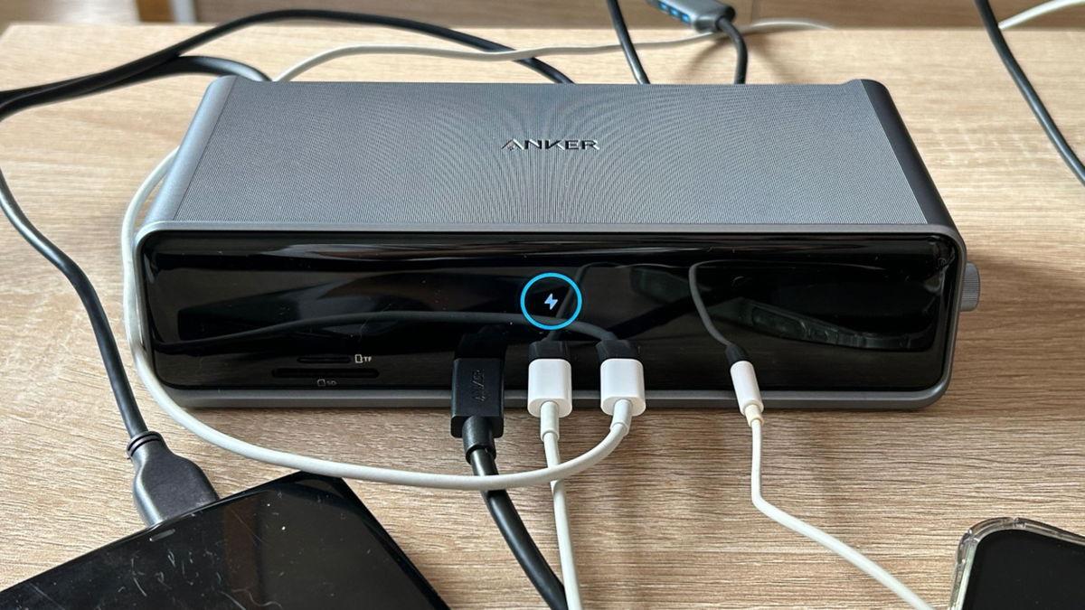 Anker Prime Docking Station con múltiples monitores