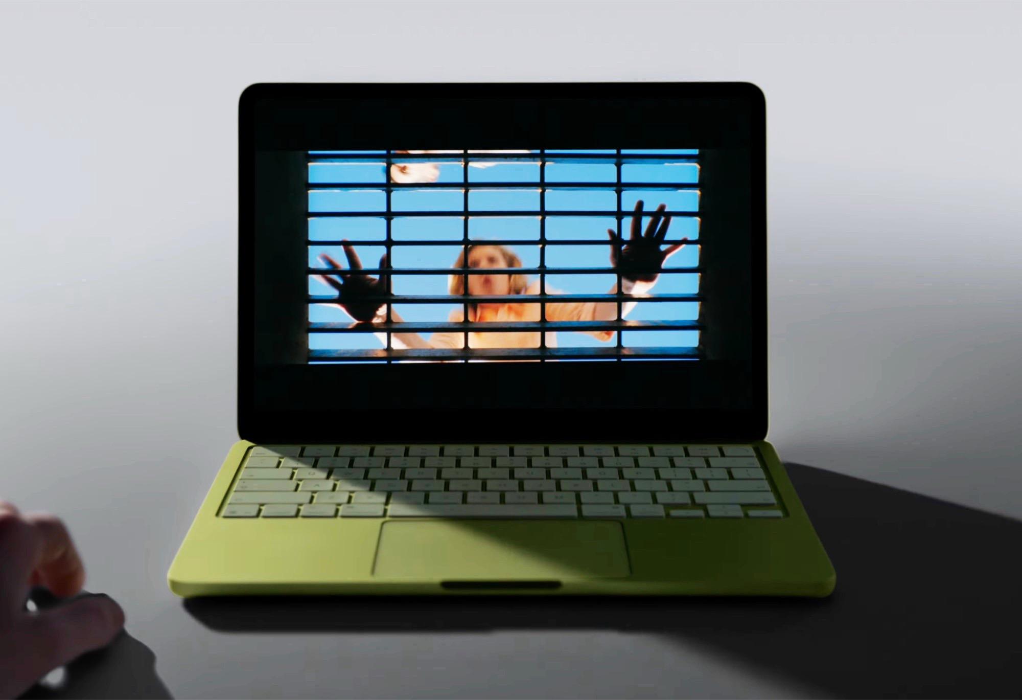 MacBook Ultra con pantalla táctil