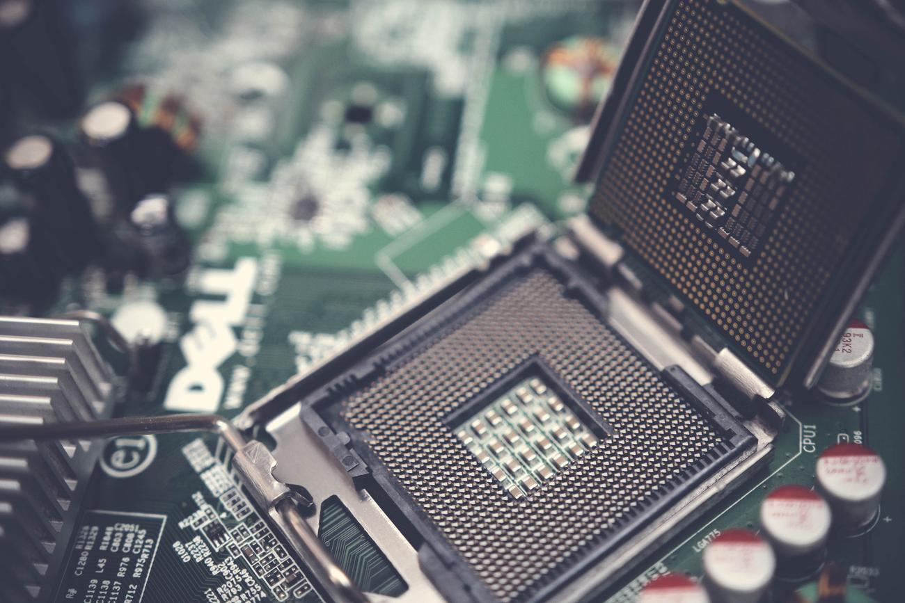 Detalle del zócalo de la CPU en una placa base, representando la monitorización de temperaturas y voltajes del procesador.