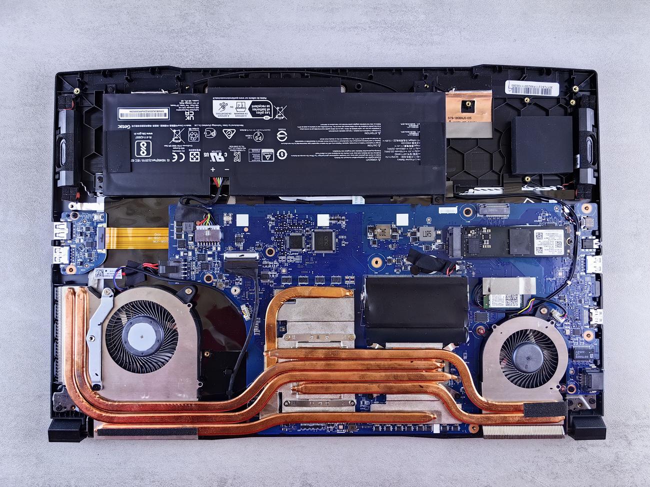 Vista detallada de la placa base de un portátil y los componentes del sistema de refrigeración para analizar el thermal throttling.