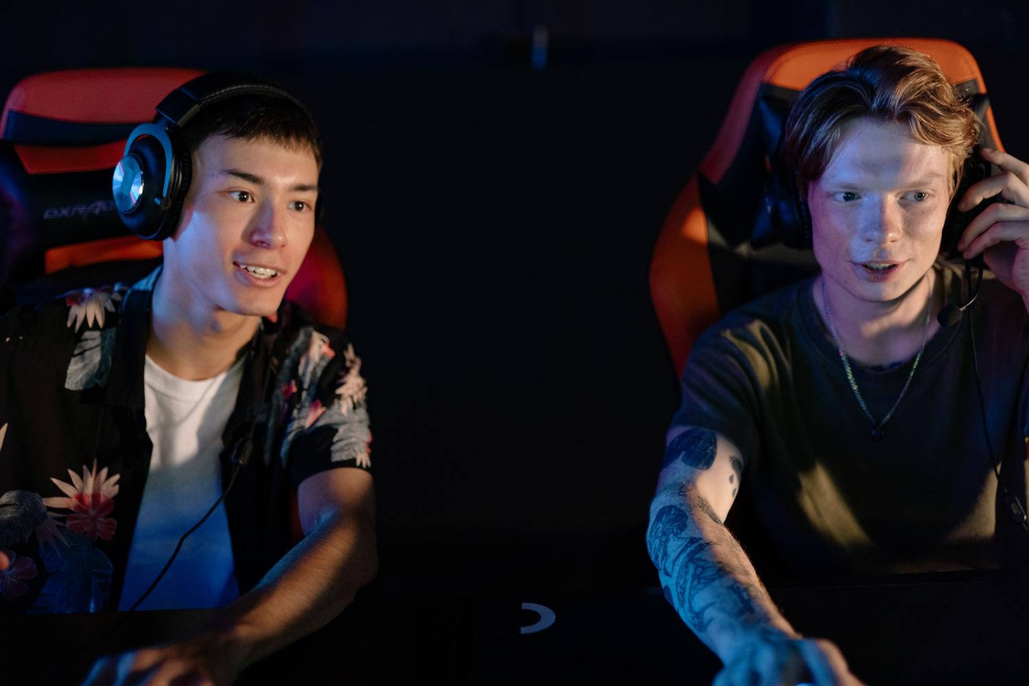 Dos jugadores profesionales en un torneo de eSports utilizando auriculares, representando la ventaja competitiva y la comunicación clara en entornos competitivos.