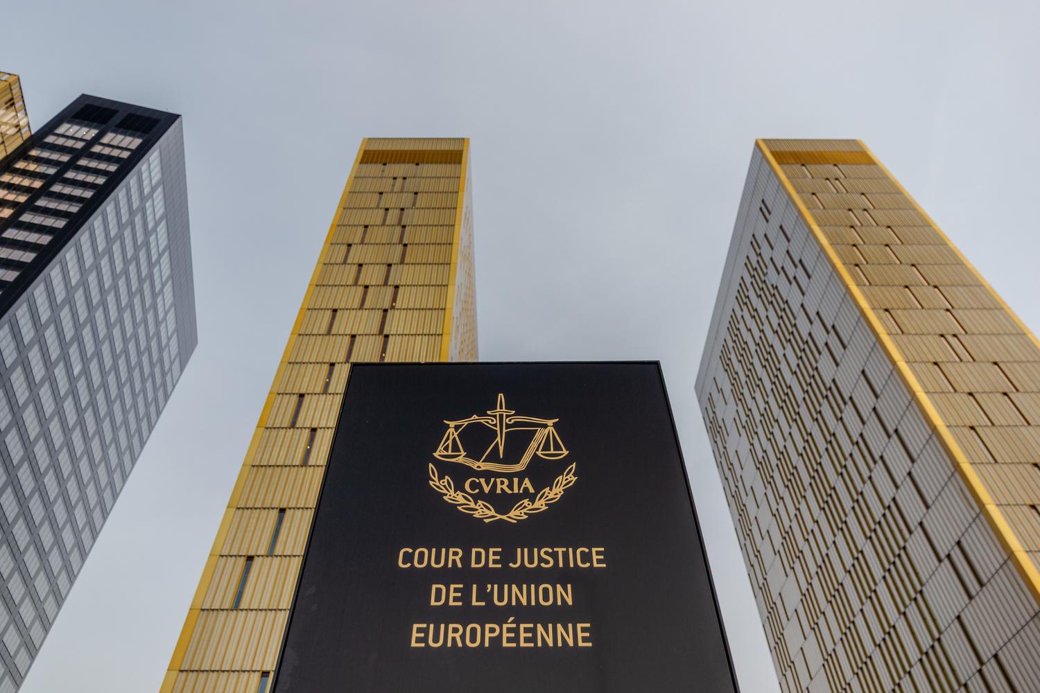 Fachada del Tribunal de Justicia de la Unión Europea en Luxemburgo, evocando la gobernanza legal y la supervisión judicial de la IA.