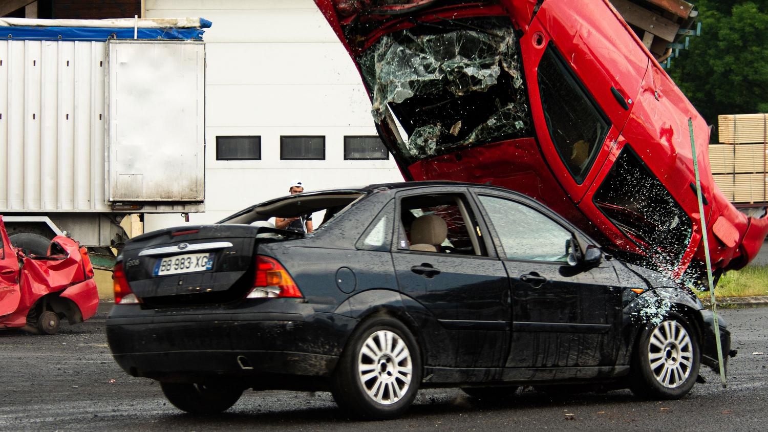 Impacto espectacular de dos coches en una escena de acción, representando la esencia destructiva de Wreckreation 2.