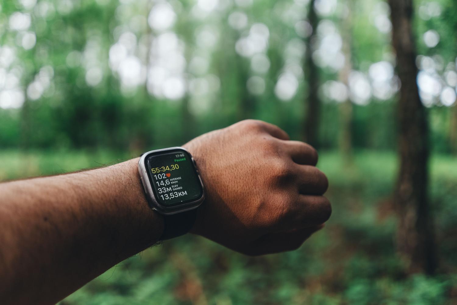 Vista cercana de un reloj inteligente mostrando métricas de actividad física y rendimiento deportivo durante un entrenamiento.