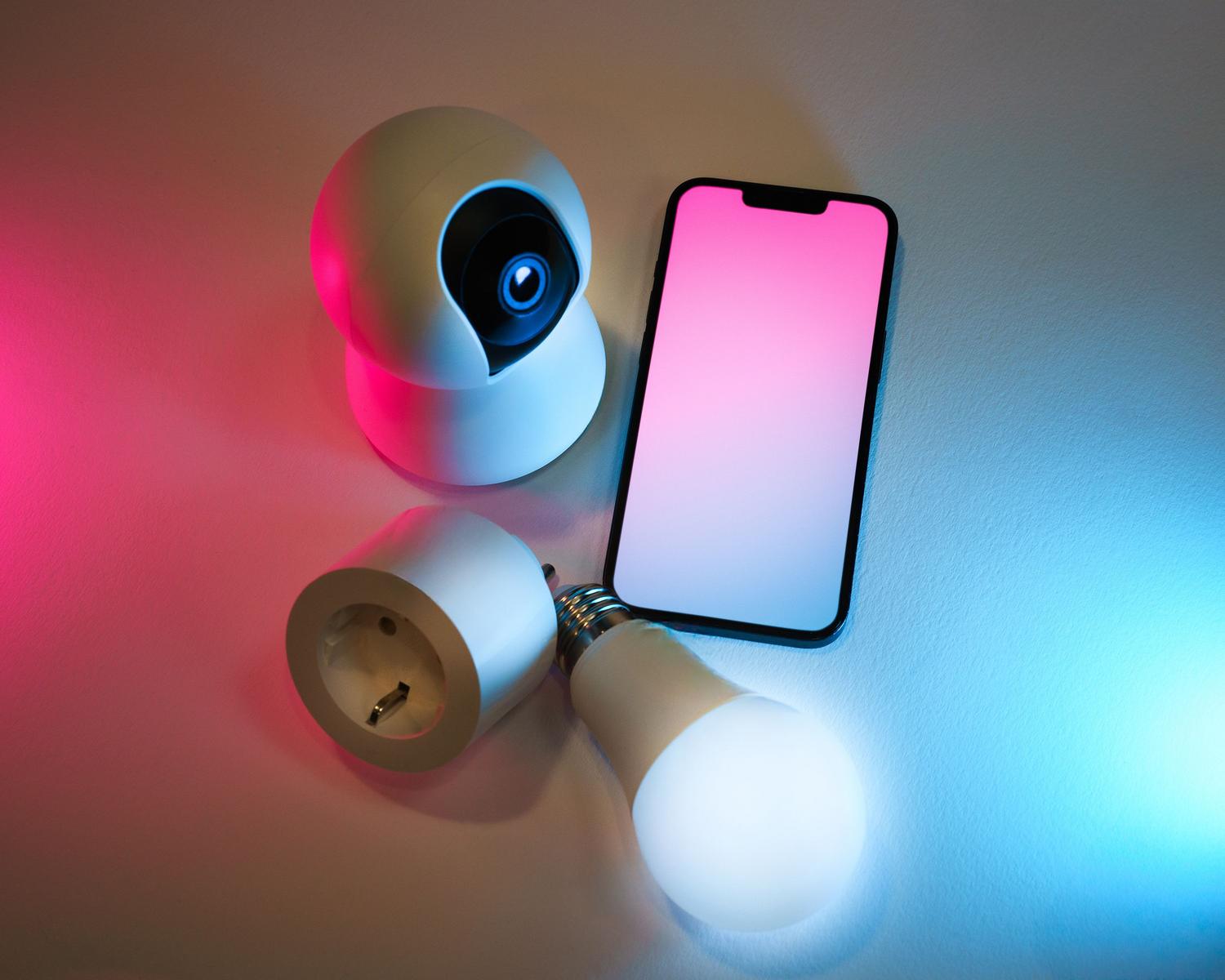 Ecosistema de hogar inteligente con control desde smartphone, ilustrando la capacidad del WiFi 7 para gestionar múltiples dispositivos simultáneamente.