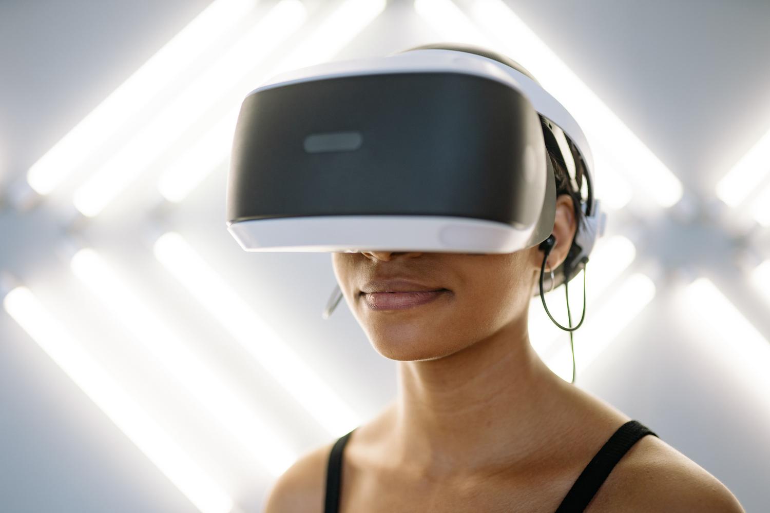 Persona utilizando gafas de realidad virtual inalámbricas, destacando el soporte de alta resolución y ancho de banda del nuevo estándar.