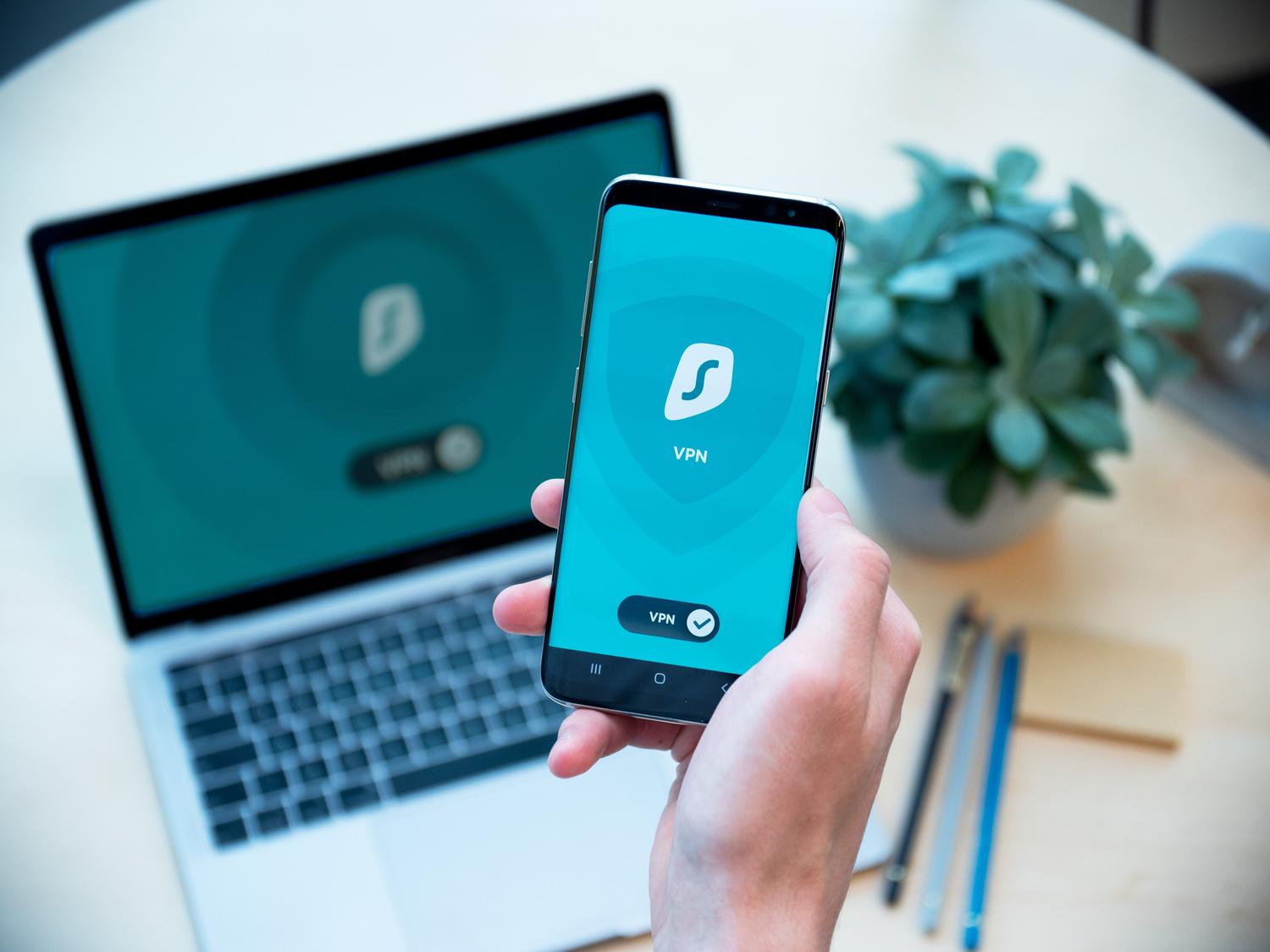 Primer plano de un smartphone con una aplicación de VPN activa, simbolizando la protección y el blindaje del dispositivo.