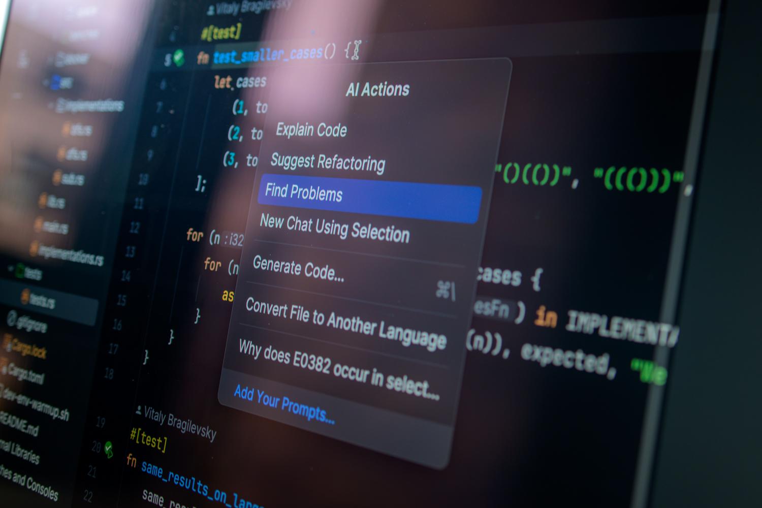 Pantalla de un editor de código profesional mostrando un menú de acciones de IA para generar y refactorizar código.