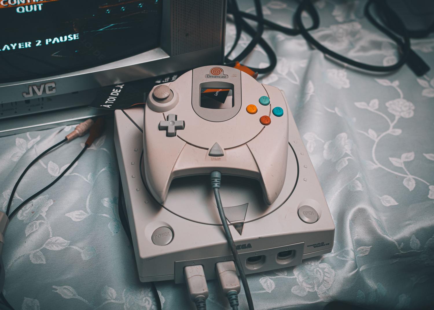 Consola retro Sega Dreamcast en un setup clásico, vinculando el contenido con la estética de las máquinas de emulación.