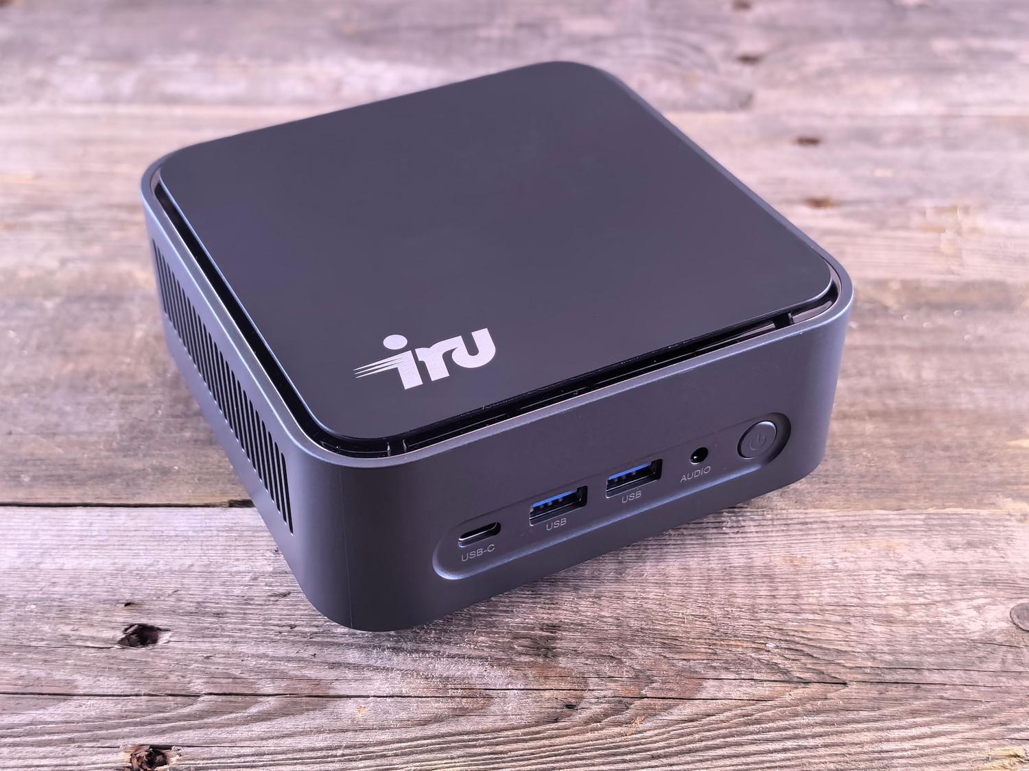 Mini PC compacto y moderno sobre una mesa, ilustrando las alternativas de hardware como las EmuDeck Machines.