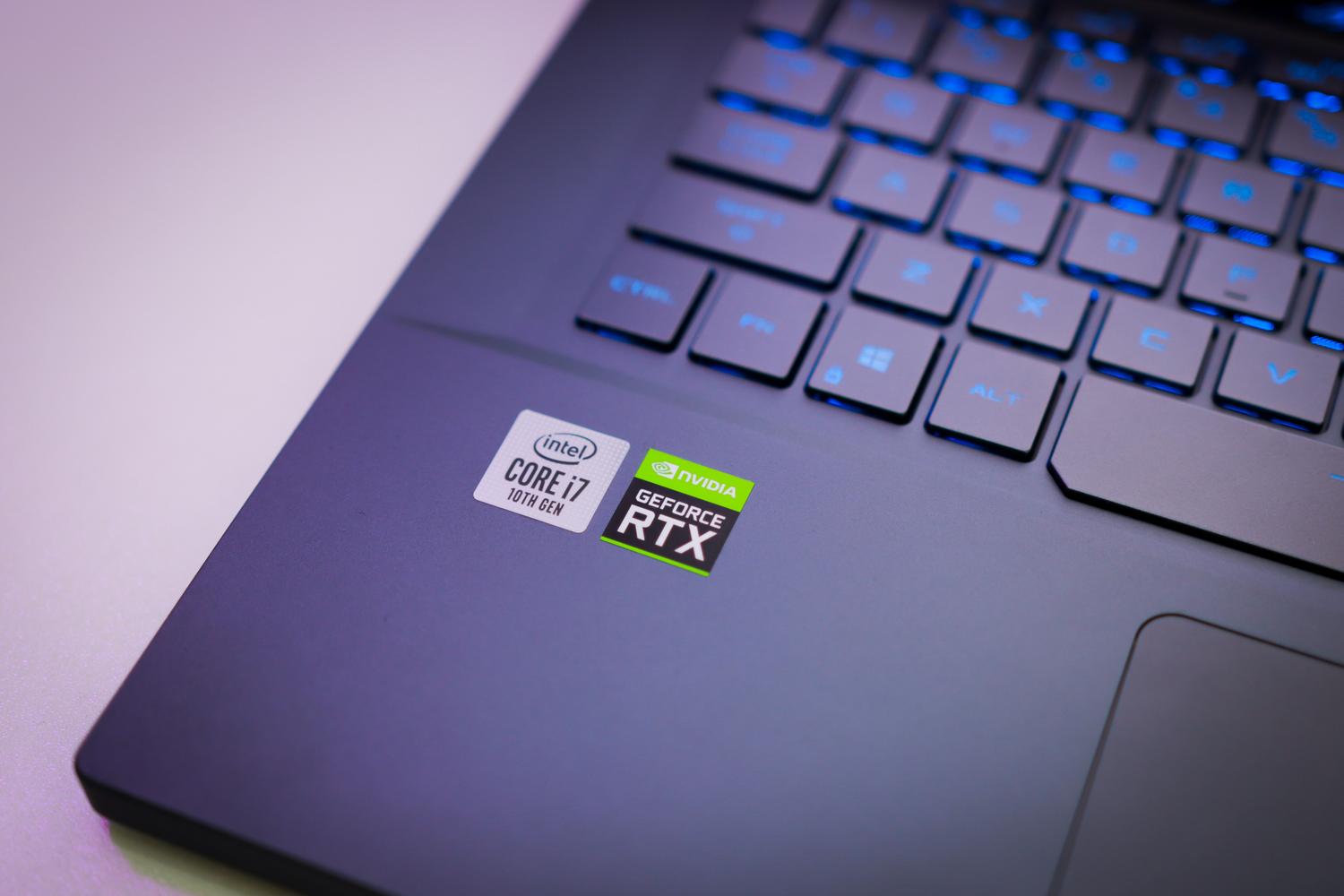 Detalle de los componentes de un portátil de alto rendimiento, mostrando pegatinas de Intel Core i7 y NVIDIA RTX.
