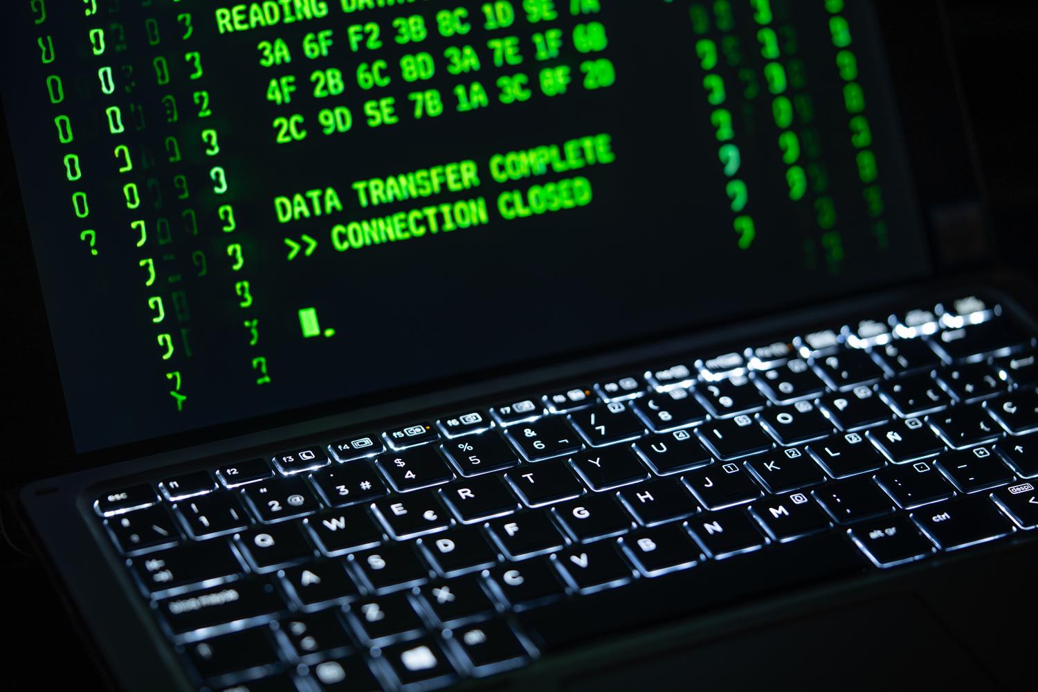 Pantalla de portátil con código verde sobre fondo negro, evocando la terminal de Linux y la edición de archivos .bashrc.