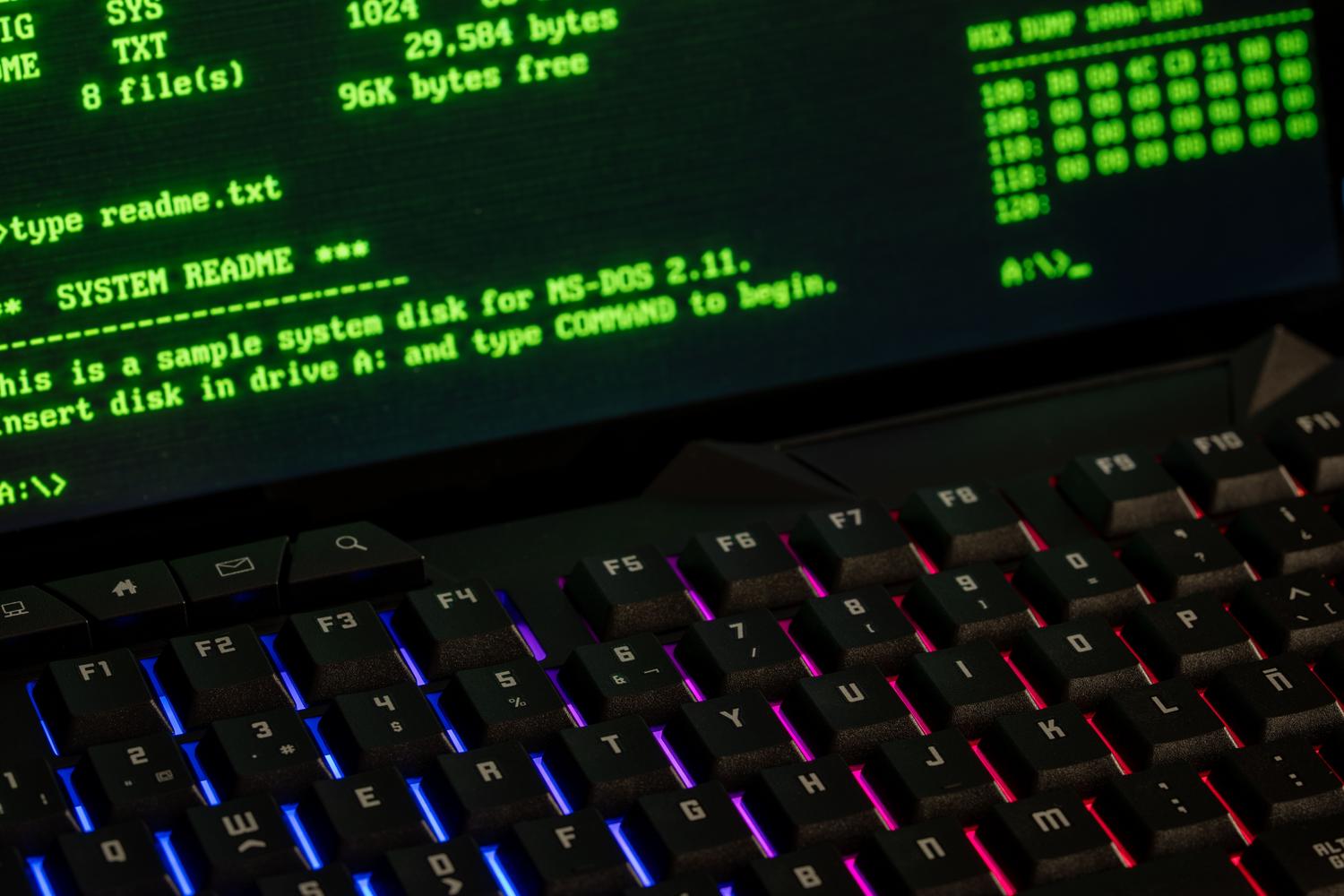 Pantalla de ordenador retro mostrando comandos de MS-DOS, ideal para ilustrar la variable PATH y la terminal de Windows.