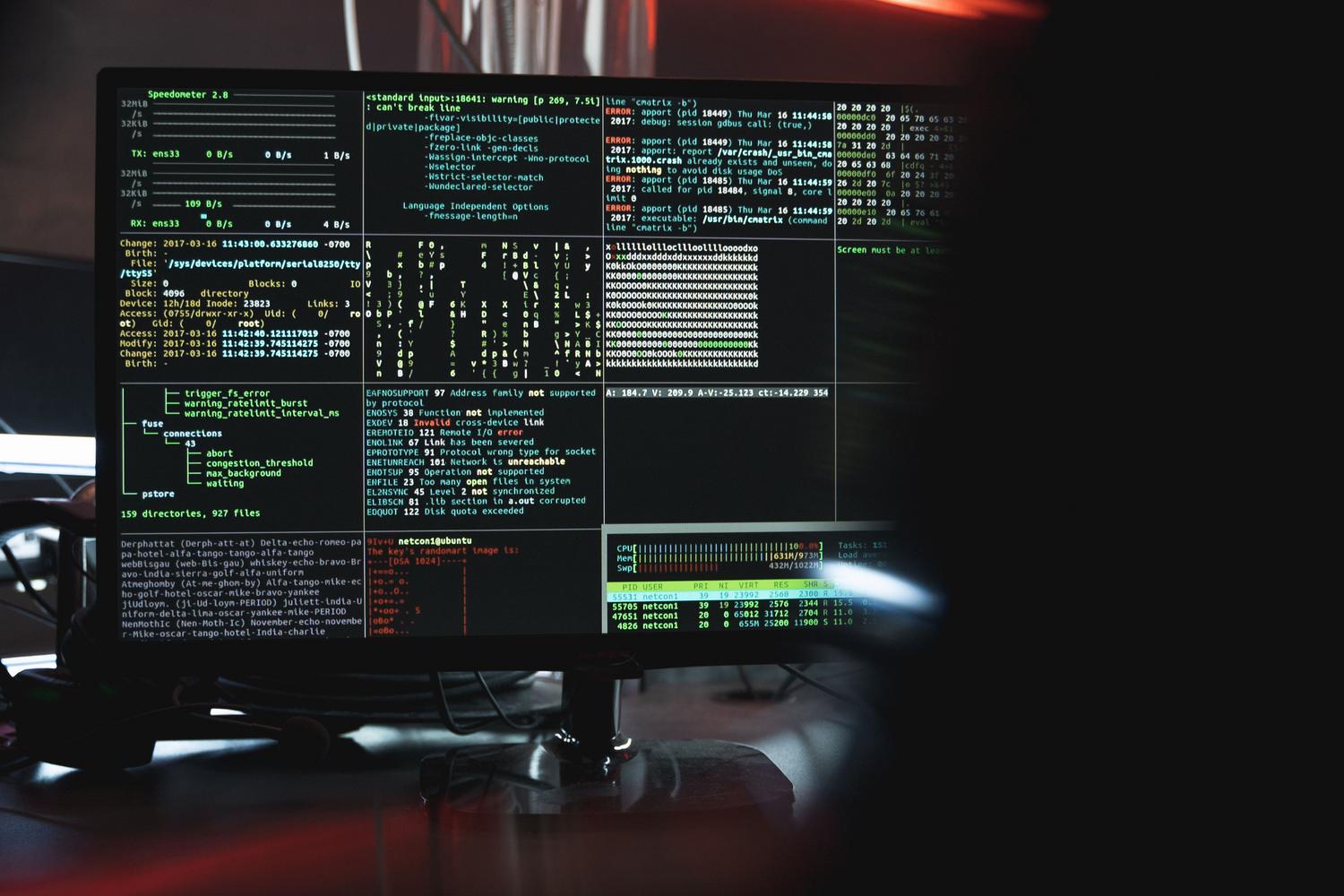 Monitor con datos de ciberseguridad y código, representando la protección de claves API y datos sensibles en variables de entorno.