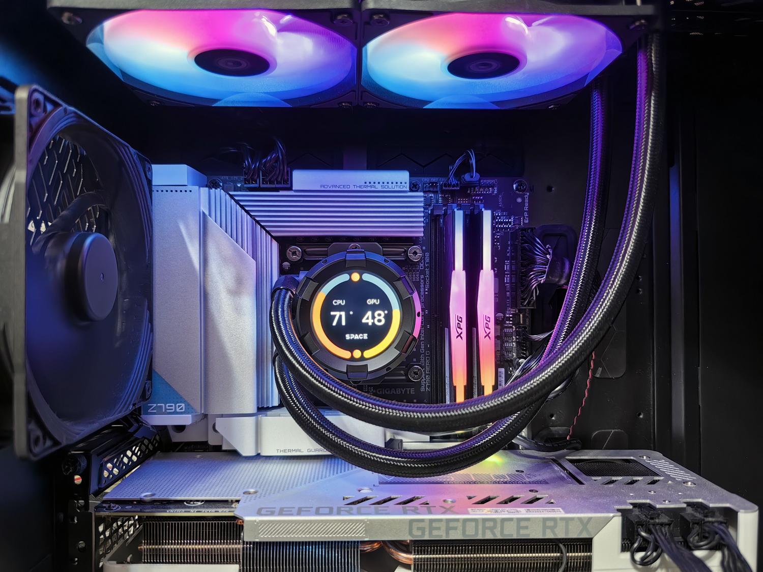 Componentes internos de hardware gaming de gama alta con ventiladores RGB y GPU potente.