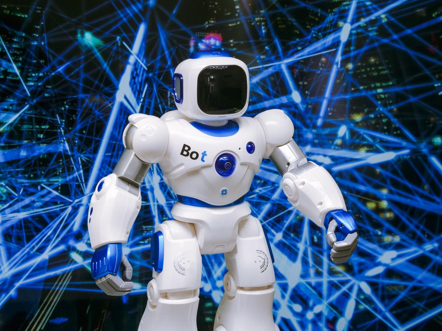 Robot humanoide en un entorno digital de alta tecnología representando la fuerza laboral digital de agentes autónomos.