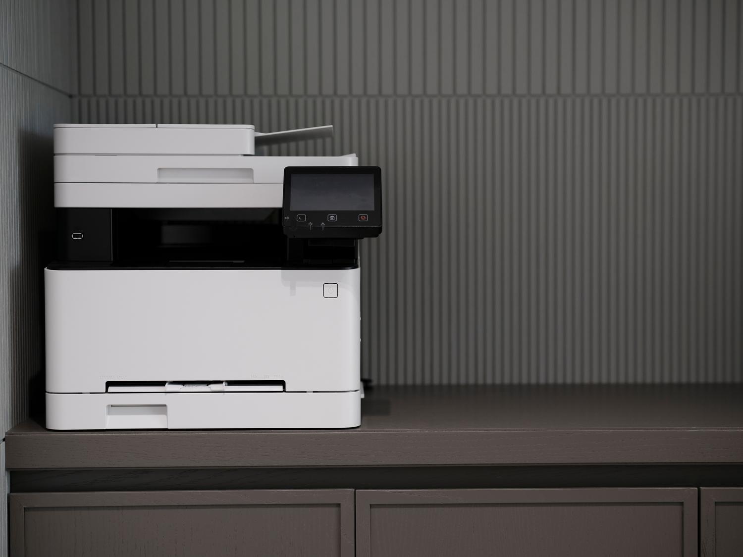 Impresora multifunción moderna y minimalista situada sobre un escritorio de oficina, equipo ideal para imprimir sin PC