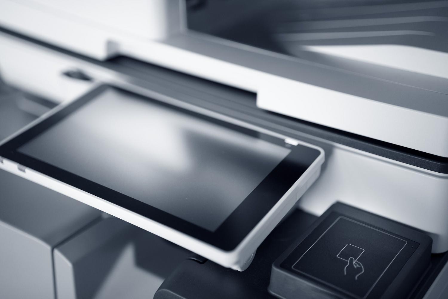 Primer plano de la pantalla táctil de una impresora profesional para gestionar archivos y servicios de almacenamiento en la nube