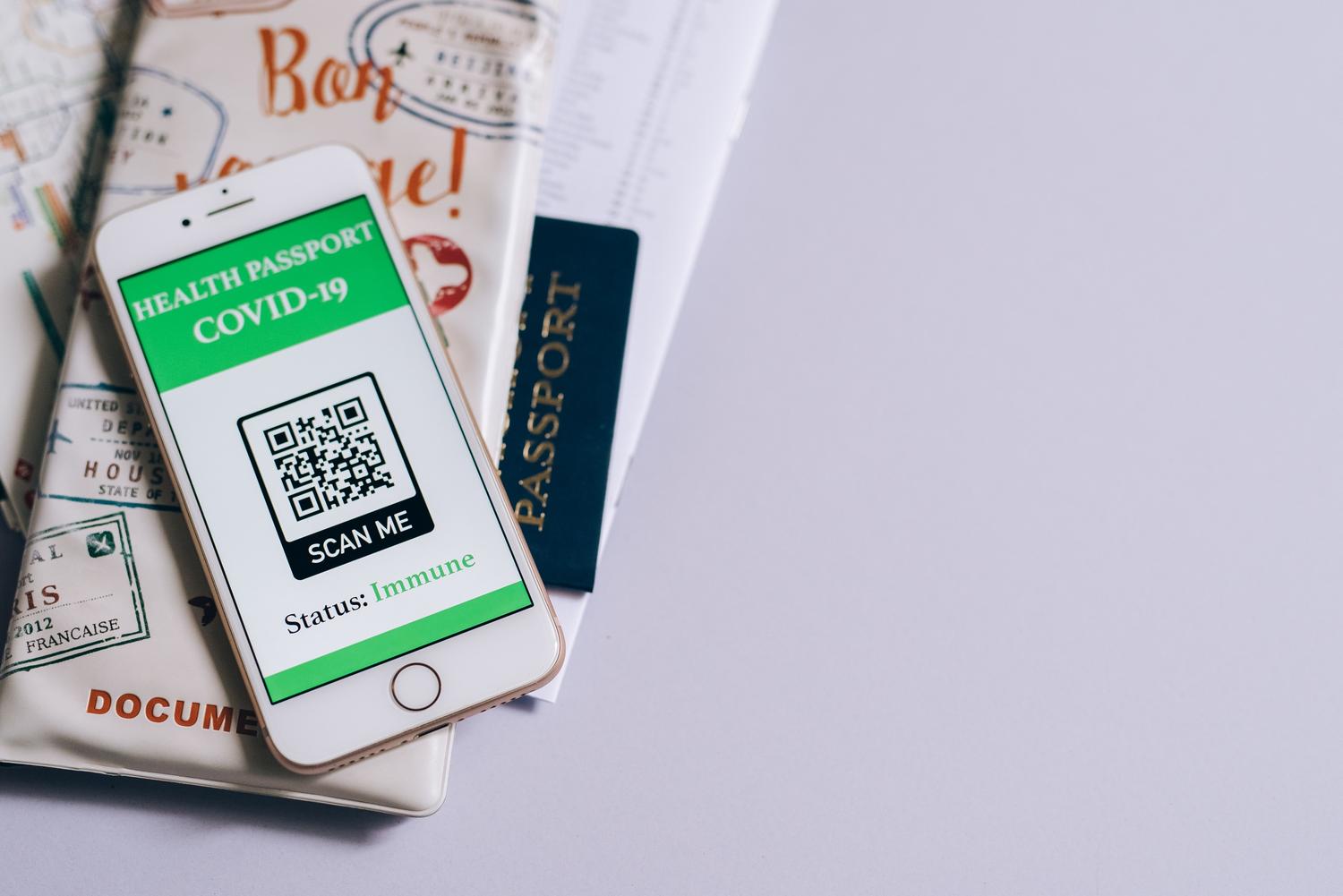 Smartphone junto a documentos de viaje sobre una mesa, representando la gestión y preparación de archivos desde el móvil