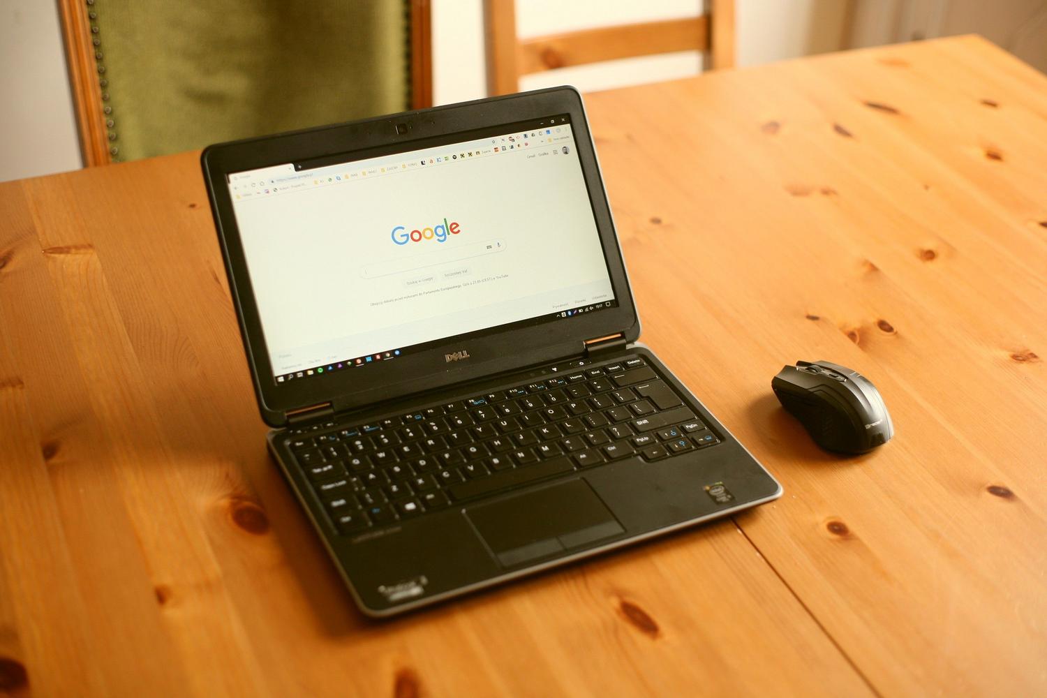 Laptop abierta con la página de inicio de Google, ilustrando el ecosistema nativo de ChromeOS.