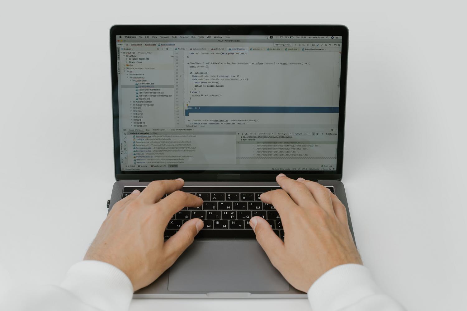 Primer plano de manos programando en un teclado, evocando la configuración del modo desarrollador y la depuración ADB.