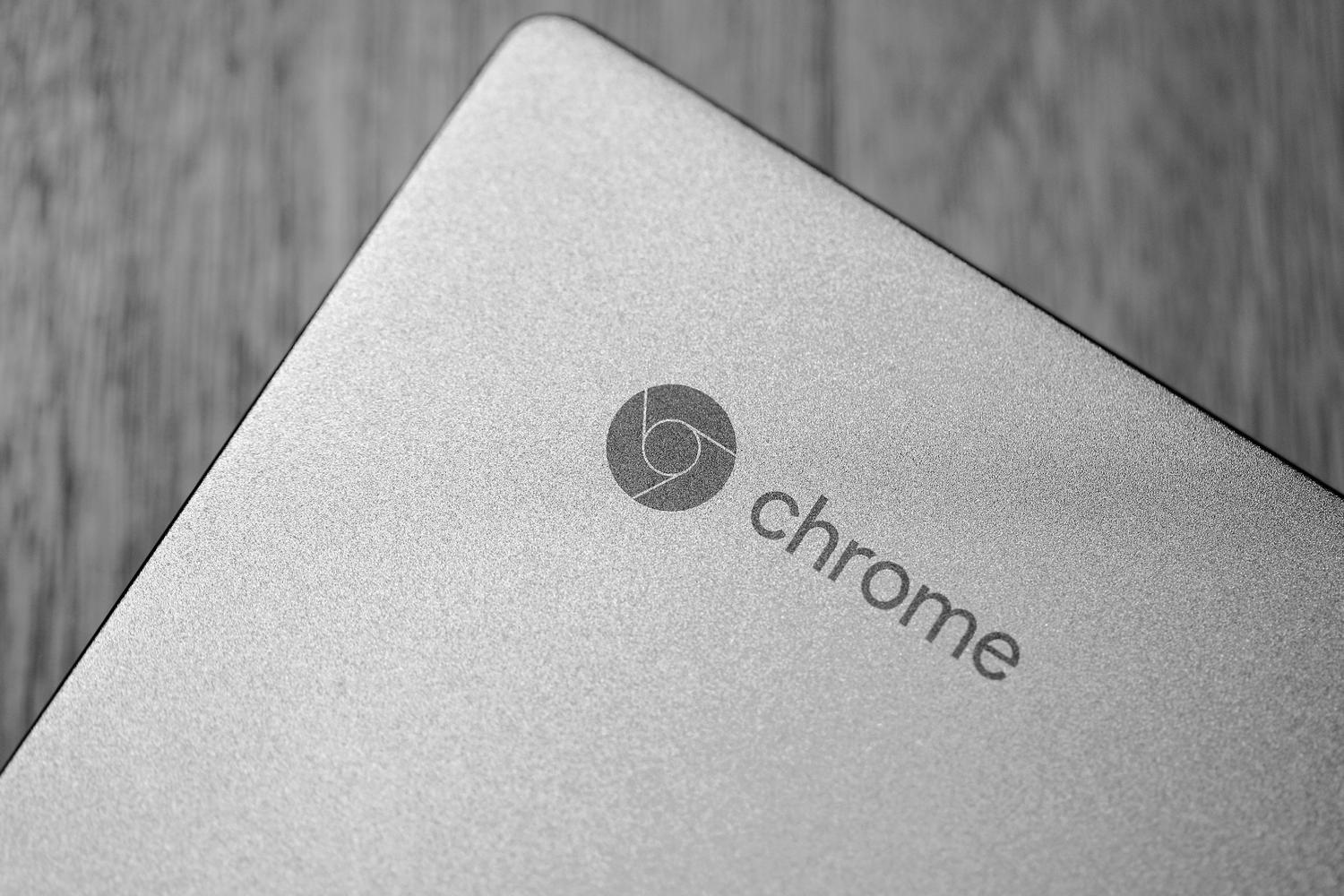 Primer plano detallado del logotipo de Chrome en la tapa de aluminio de un Chromebook Primer plano detallado del logotipo de Chrome en la tapa de aluminio de un Chromebook, ideal para encabezar la guía técnica.