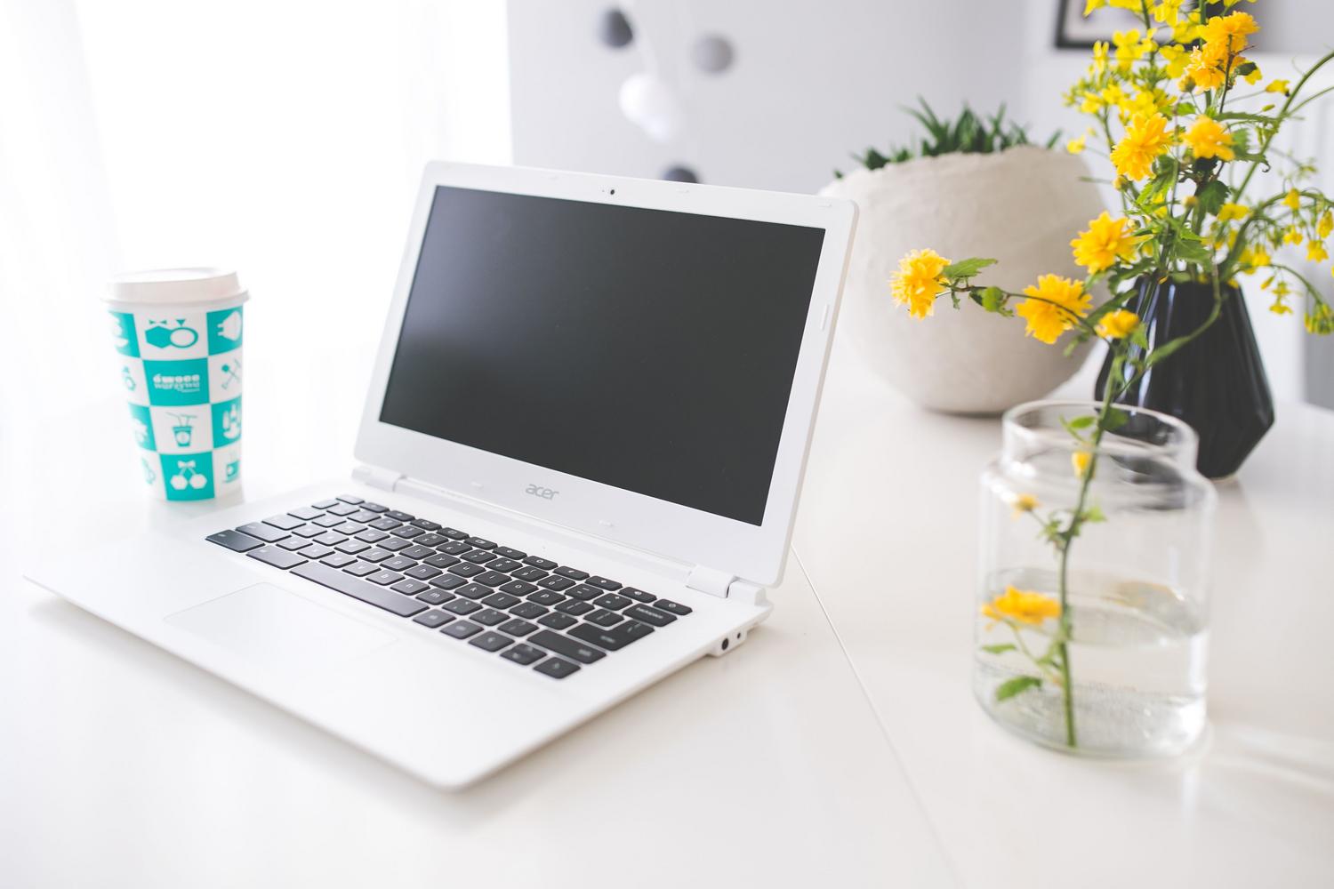 Un Chromebook Acer blanco abierto en un escritorio minimalista y luminoso, representando el uso cotidiano del dispositivo.