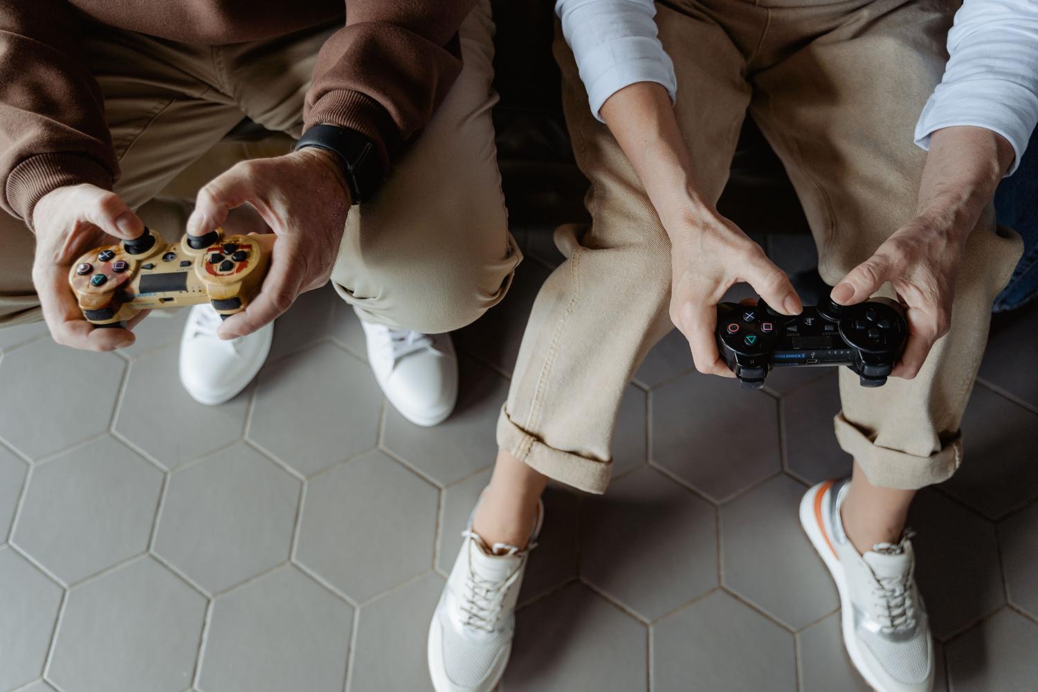 Gamer jugando en pareja con mandos de consola, capturando la diversión de explorar mundos virtuales.