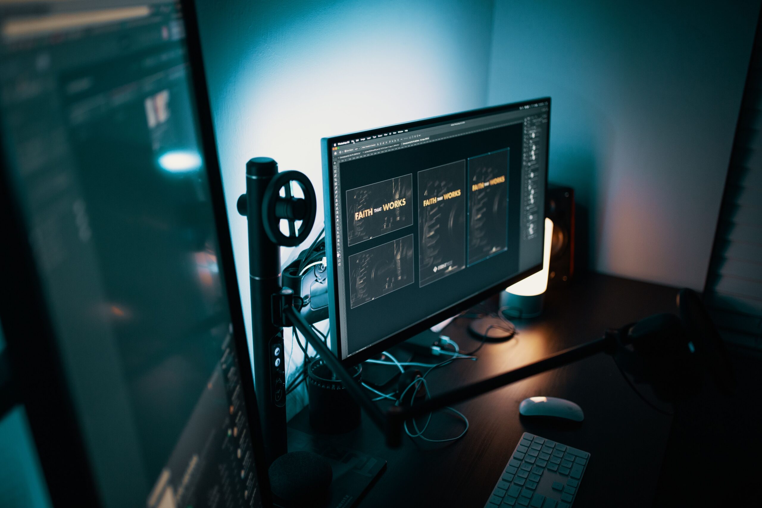 Espacio de trabajo moderno con monitores duales ideales para diseño gráfico y ofimática.