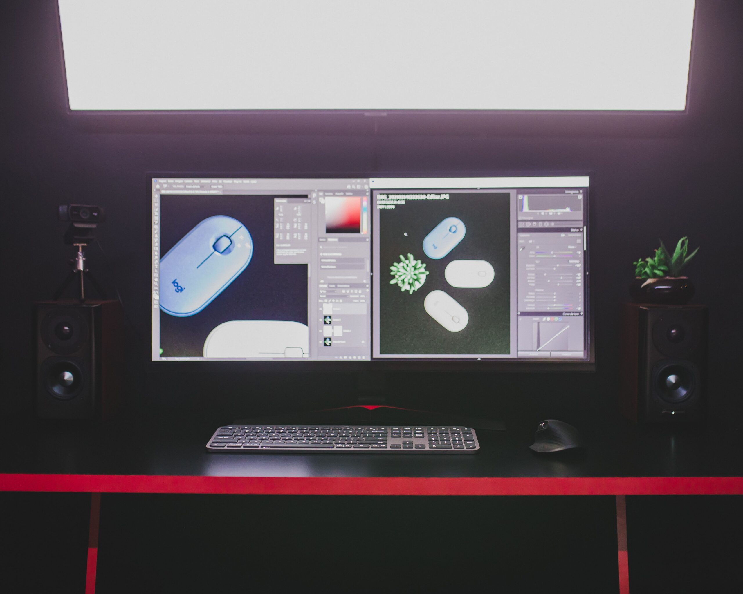 Escritorio profesional con monitores de alta resolución para edición de imagen y productividad.