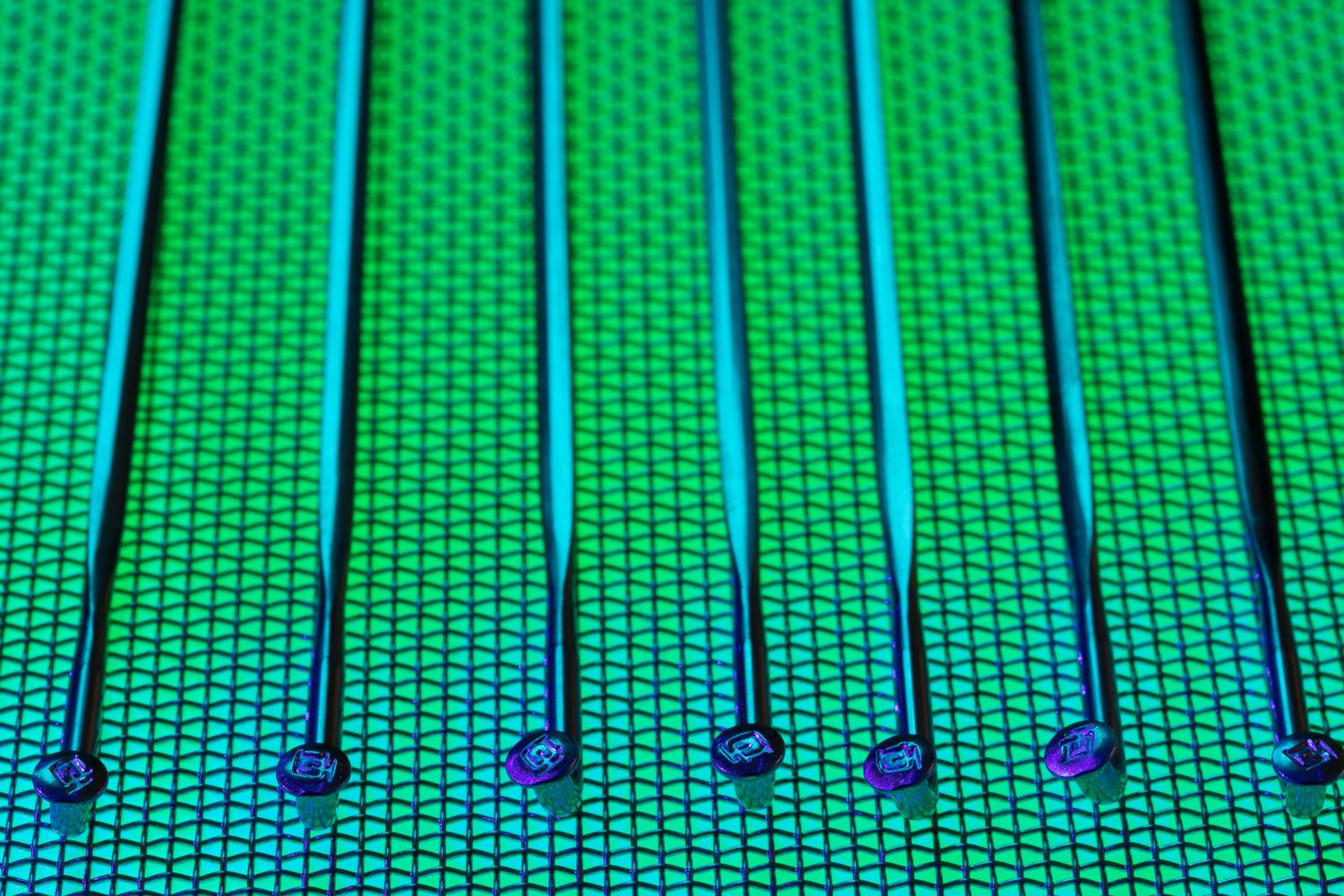 Oblea de silicio con patrones detallados en colores vibrantes, representando la base de la fabricación de semiconductores y memorias. Oblea de silicio con patrones detallados en colores vibrantes, representando la base de la fabricación de semiconductores y memorias.
