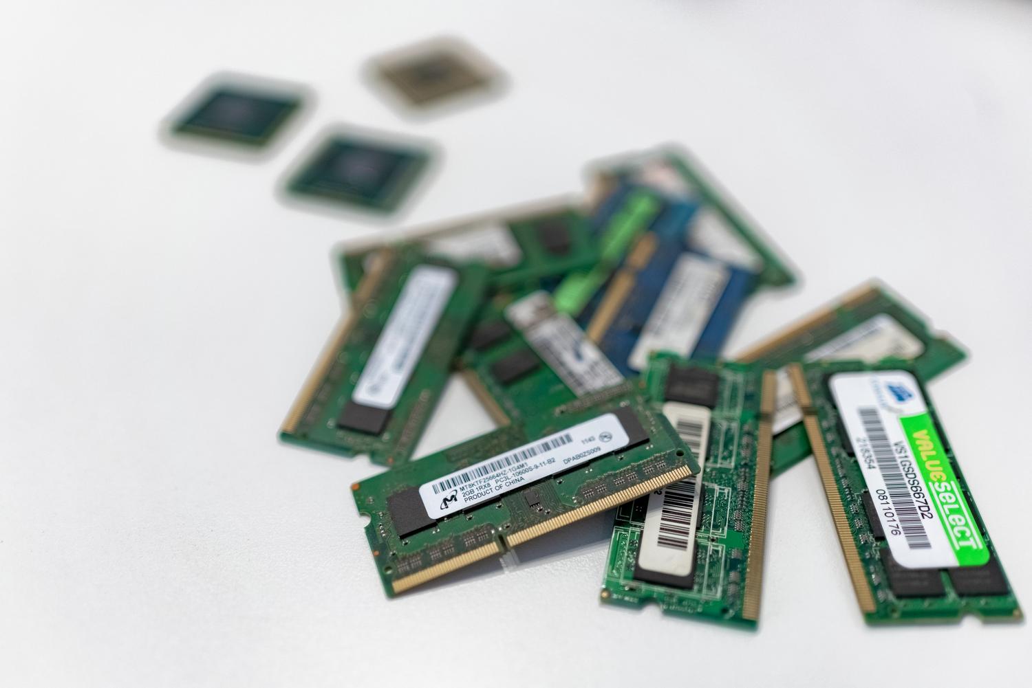 Módulos de memoria RAM dispuestos sobre una superficie blanca, mostrando la diferencia entre la memoria estándar y la especializada.