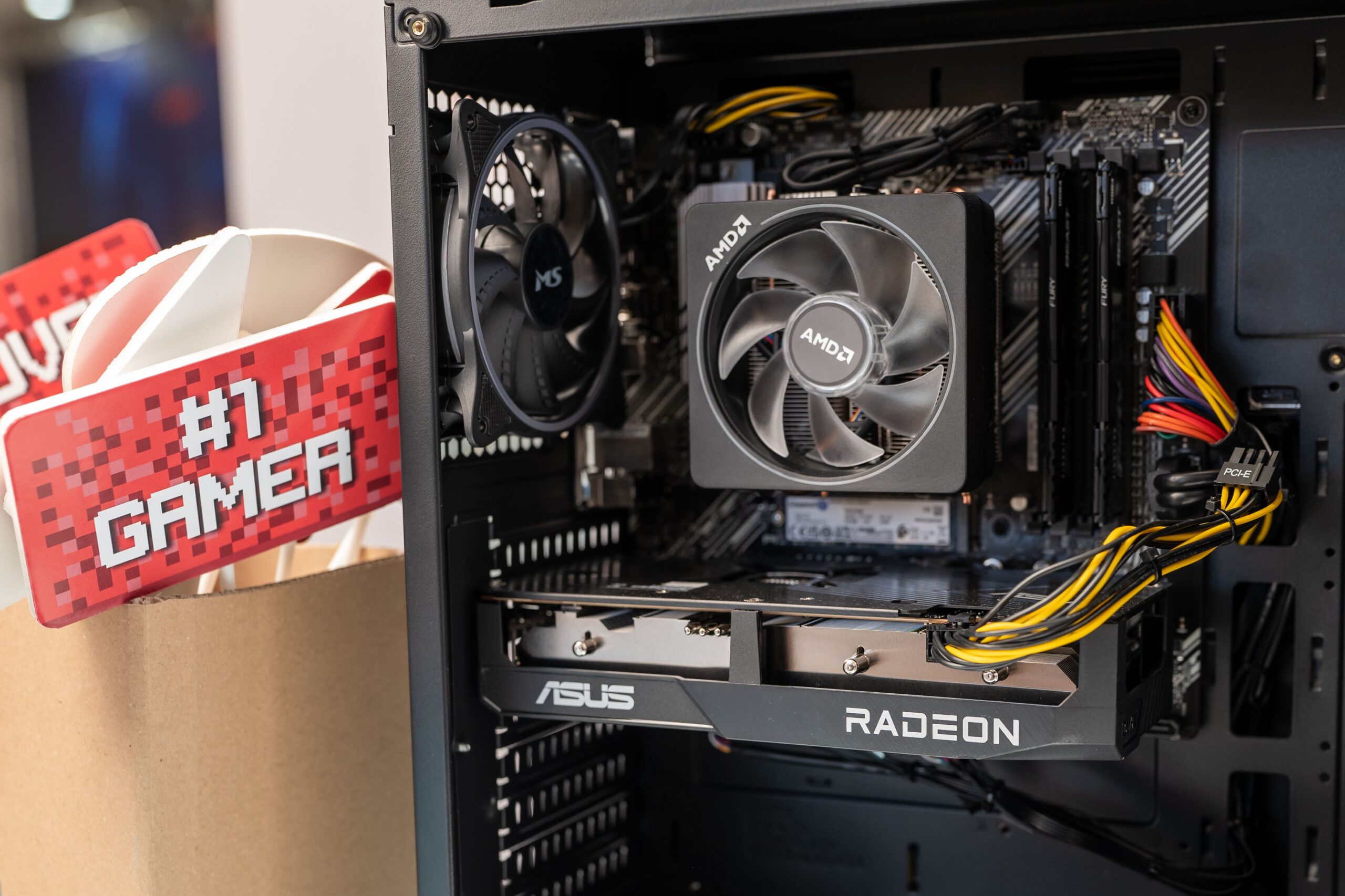 Vista detallada del interior de un ordenador gaming con ventiladores y tarjeta gráfica