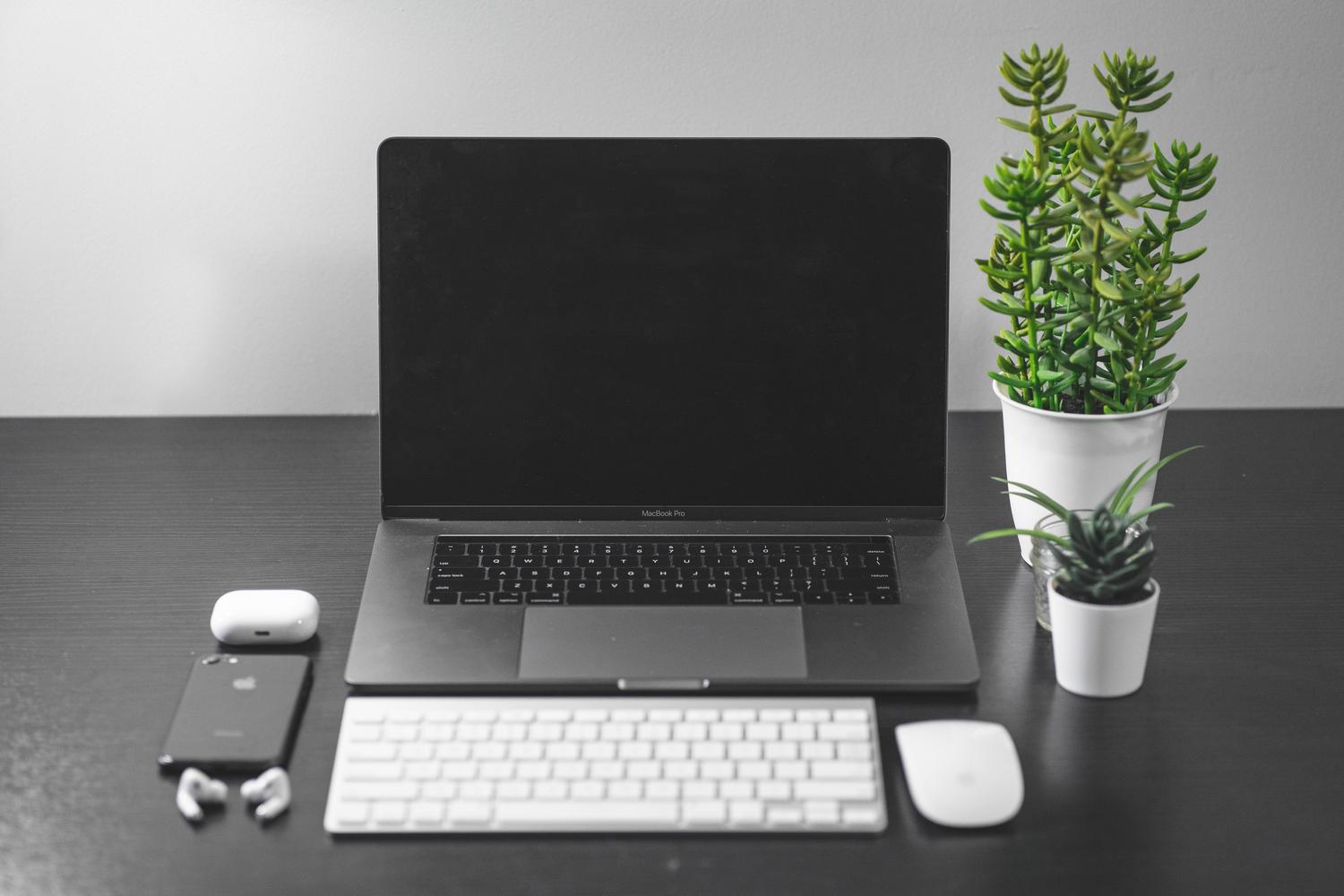 MacBook en un escritorio moderno y organizado, ideal para ilustrar la importación y gestión de archivos multimedia en Mac.