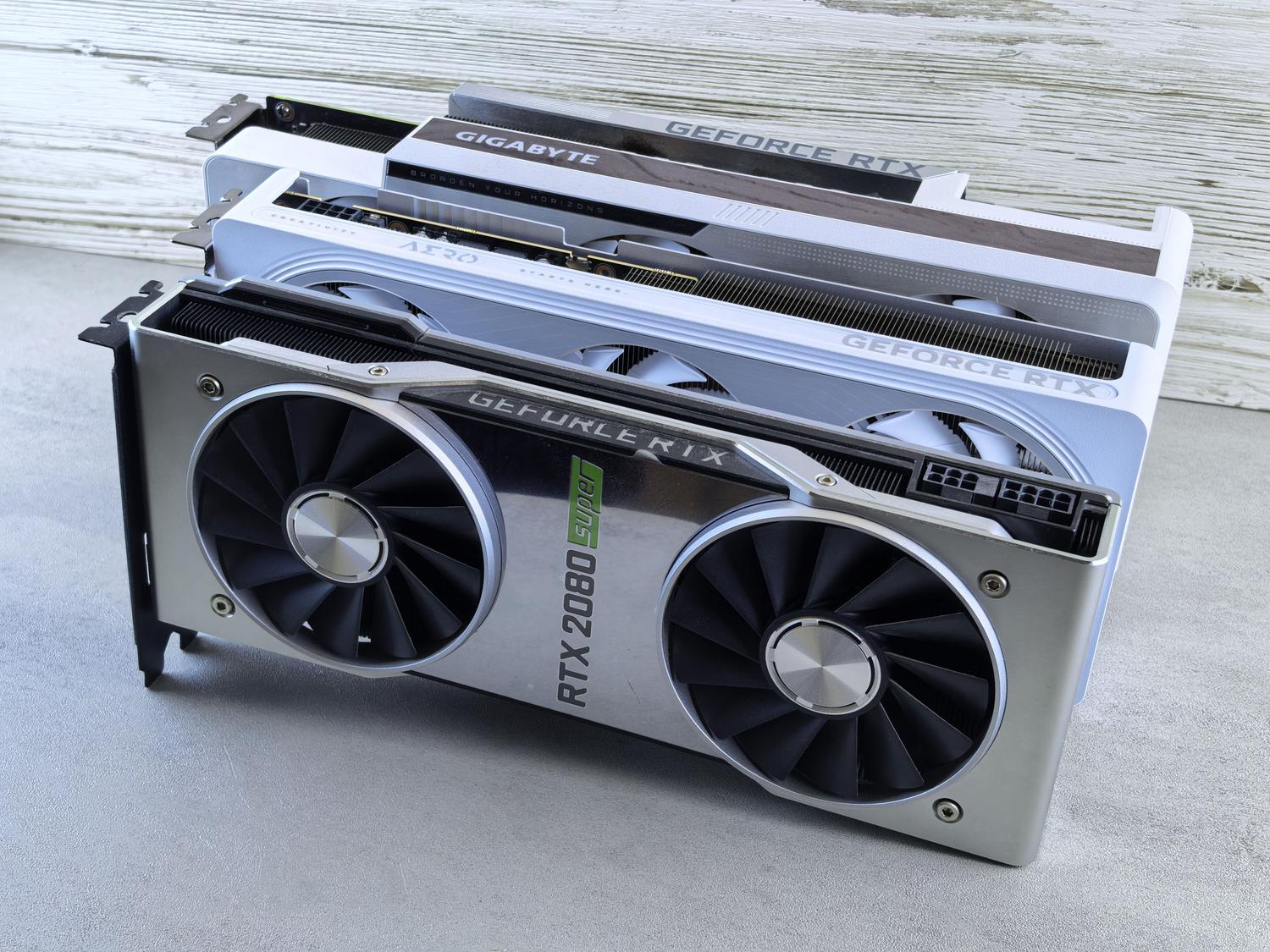 Varias tarjetas gráficas NVIDIA GeForce RTX serie 20, incluyendo modelos Founders Edition y Gigabyte.