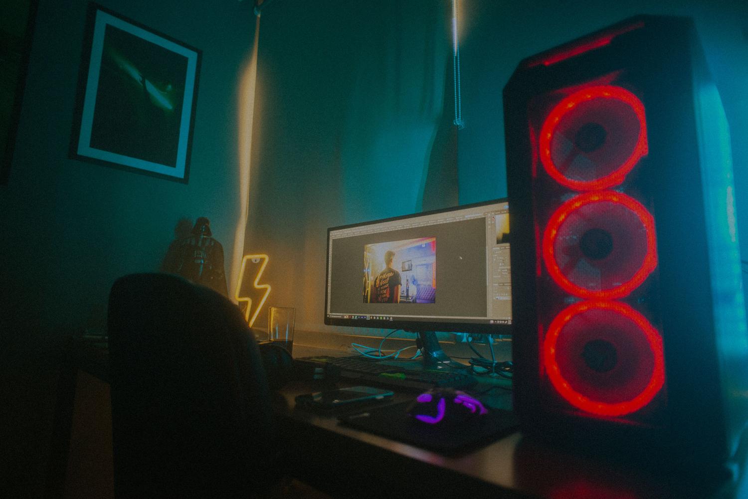 Estación de trabajo con software de edición de vídeo, representando el flujo de trabajo de un profesional creativo.
