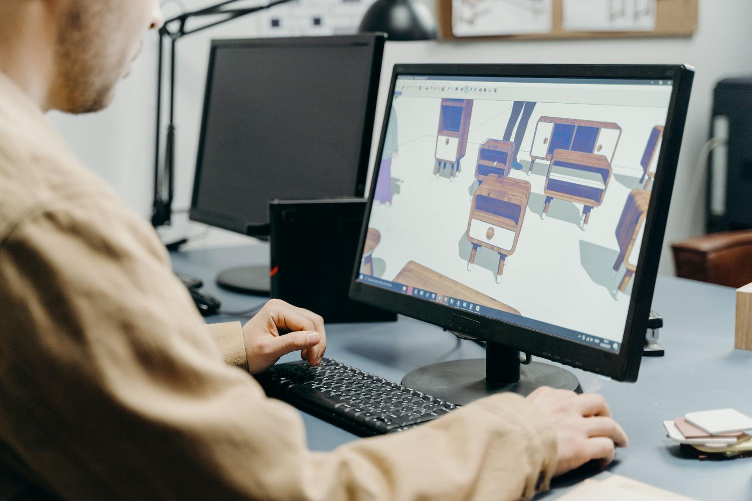 Diseñador utilizando software de modelado 3D, ilustrando la necesidad de VRAM para creadores de contenido.